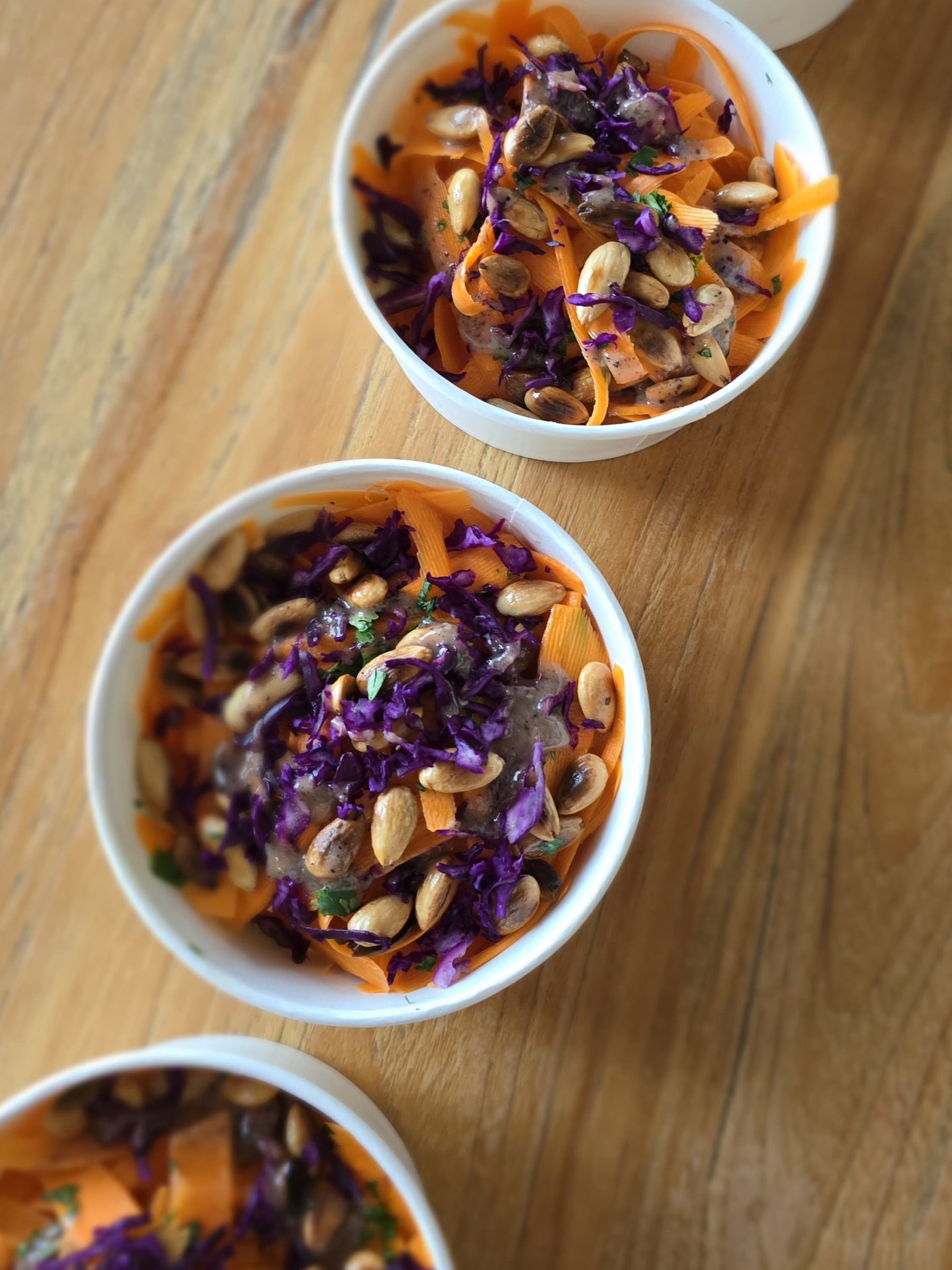 Salade de carottes râpées, chou rouge et graines torréfiées