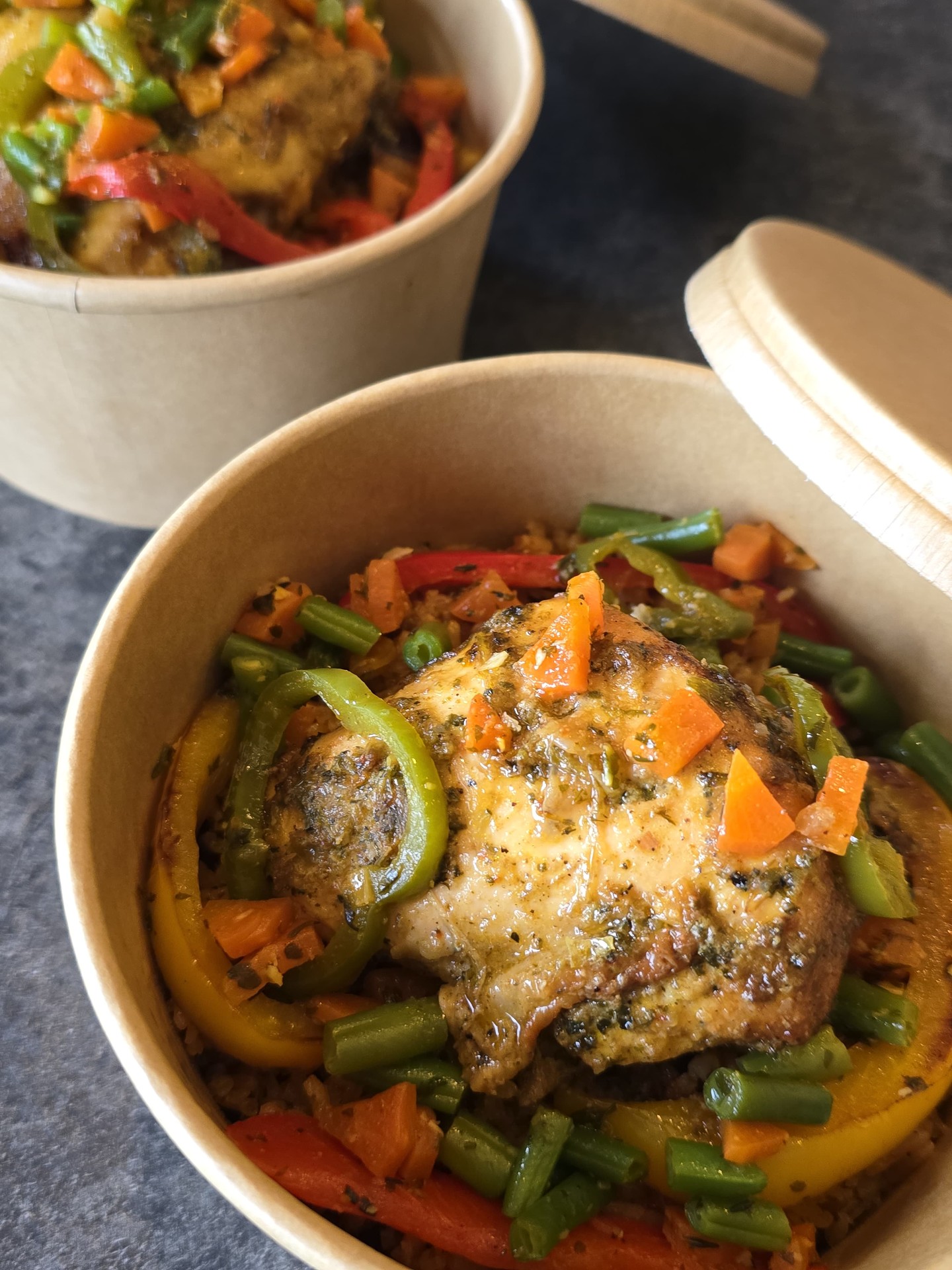 Poulet rôti aux herbes et légumes croquants en bol à emporter