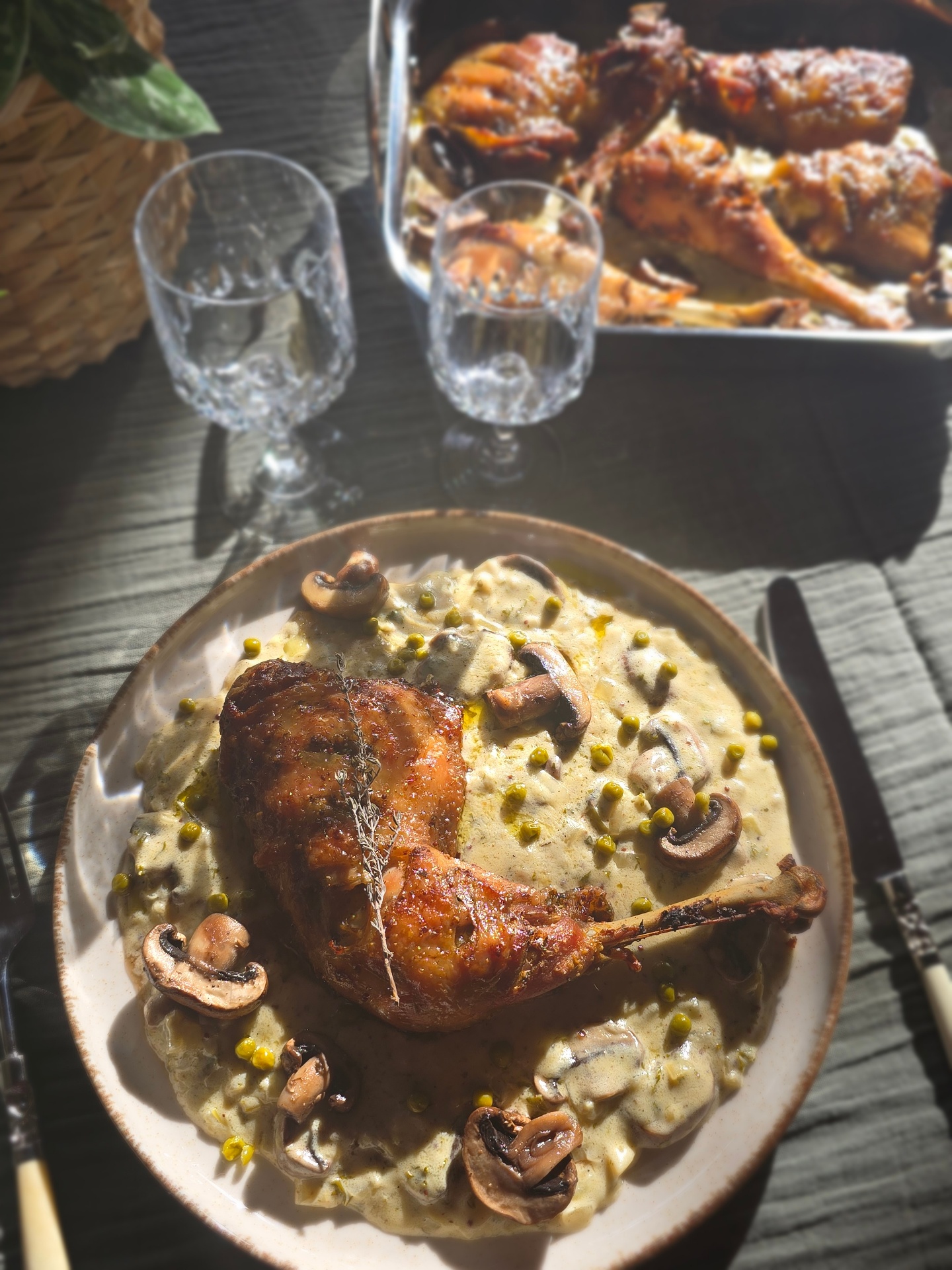 Cuisse de poulet rôtie, sauce crémeuse aux champignons et petits pois