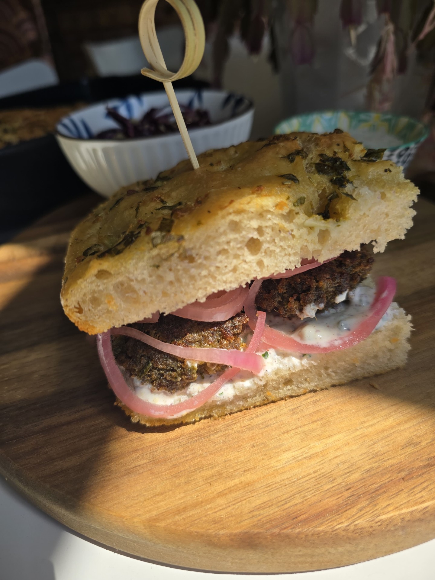 Sandwich focaccia aux herbes, kefteji et oignons marinés