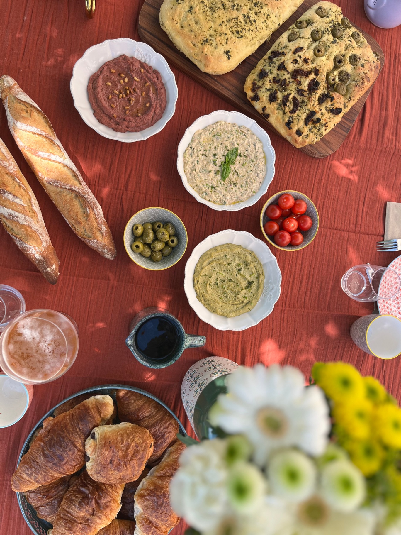 Brunch : table conviviale de dips et focaccias maison