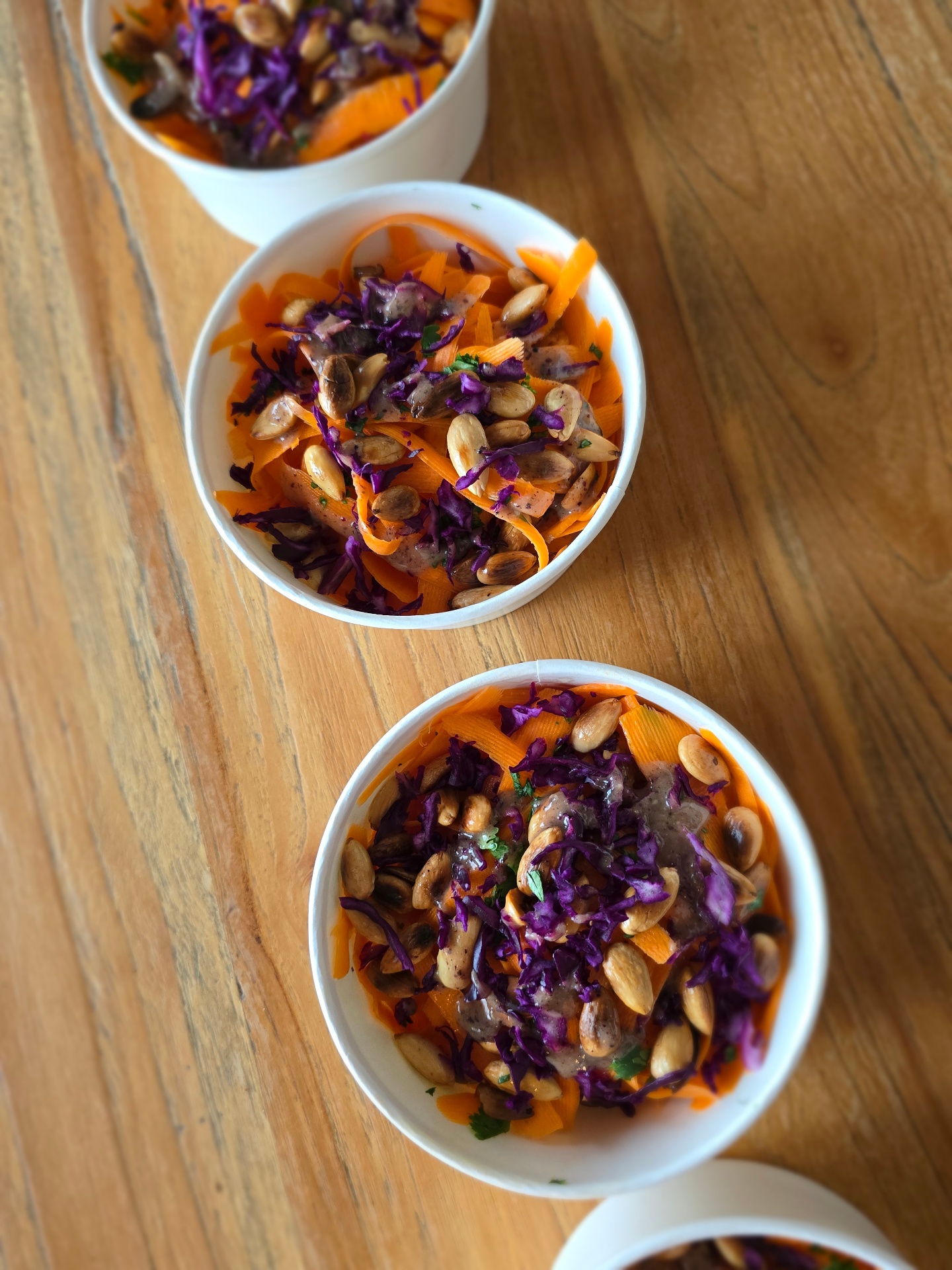 Salades de carottes et chou rouge aux amandes torréfiées en bowls
