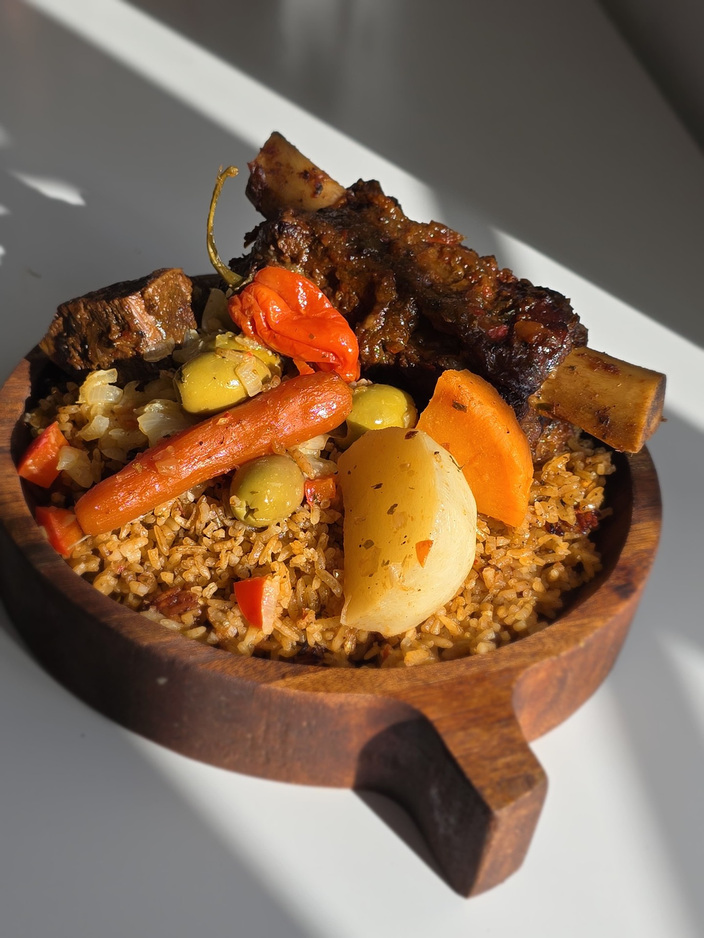 Agneau confit, riz parfumé et légumes en bol à emporter