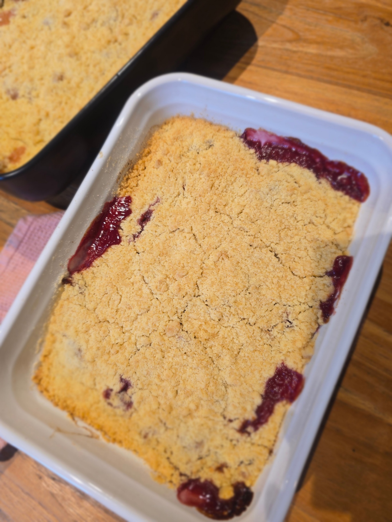 Crumble aux fruits rouges à la sortie du four