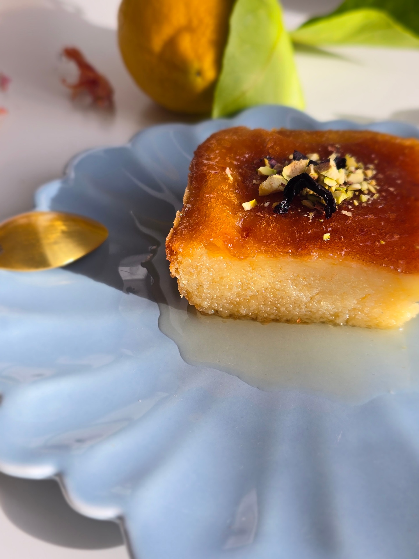 Gâteau de semoule au caramel, pistaches et fleurs séchées
