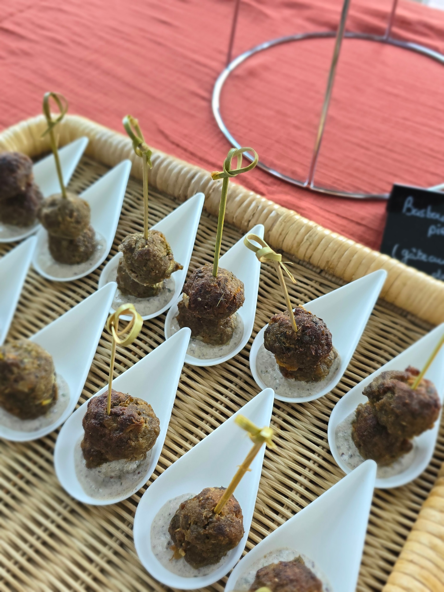 Boulettes de bœuf au cumin servies en cuillères apéritives