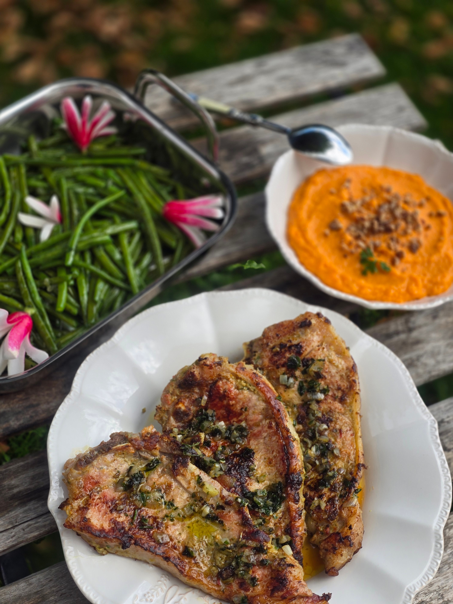 Côtes de veau grillées aux herbes, haricots verts et crème de poivrons