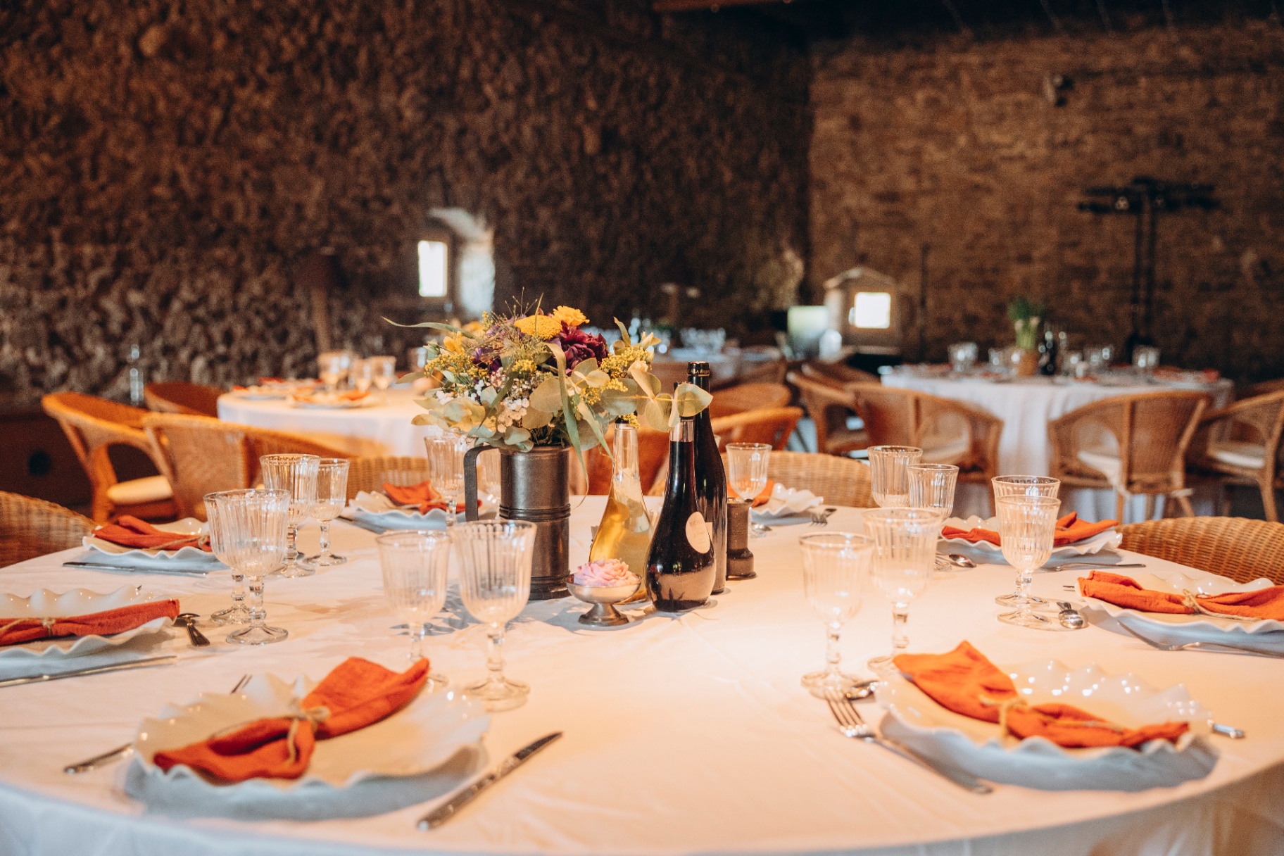 Table dressée pour une réception dans une grange en pierre
