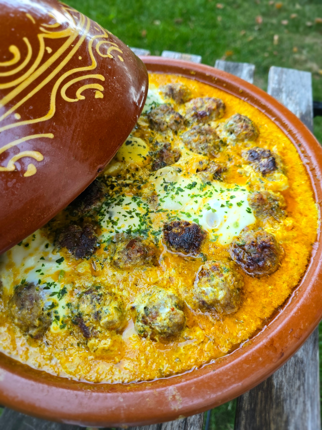 Tajine de boulettes de bœuf, œufs