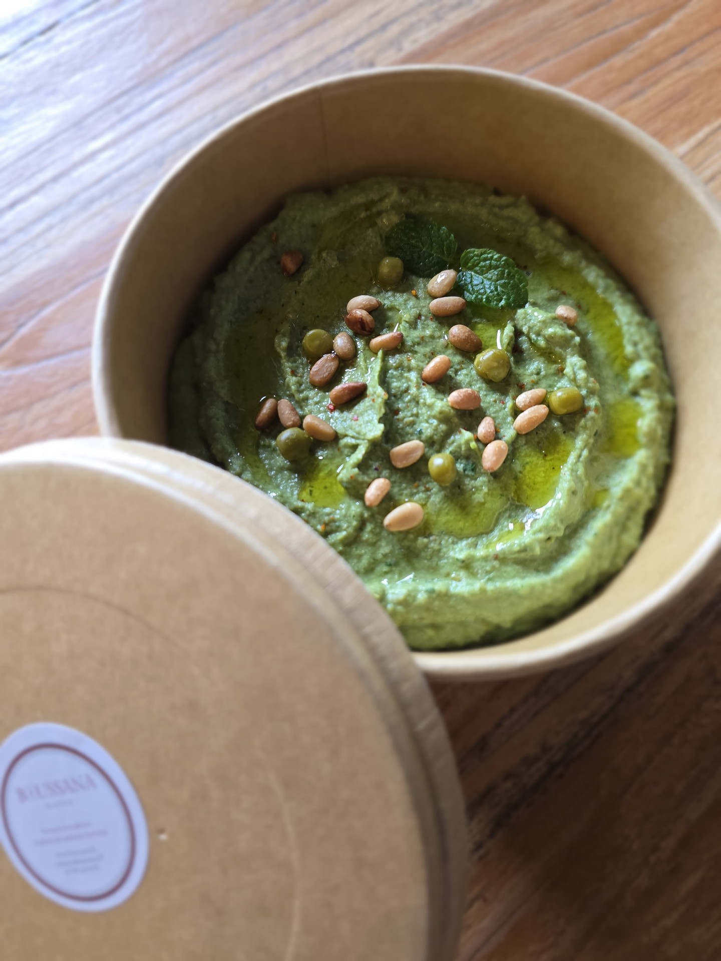 Pot de houmous de petits pois à la menthe et pignons