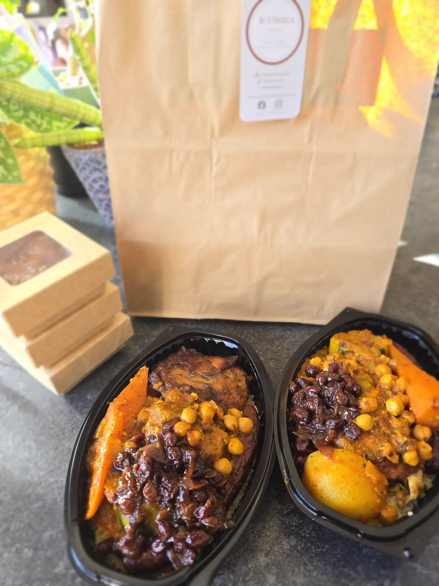 Couscous en barquettes prêtes à emporter dans leur sac Boussana