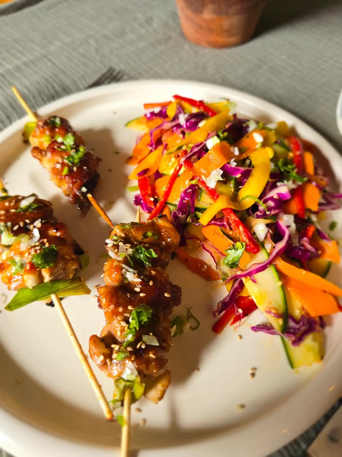 Brochettes de poulet façon yakitori et salade de chou croquante