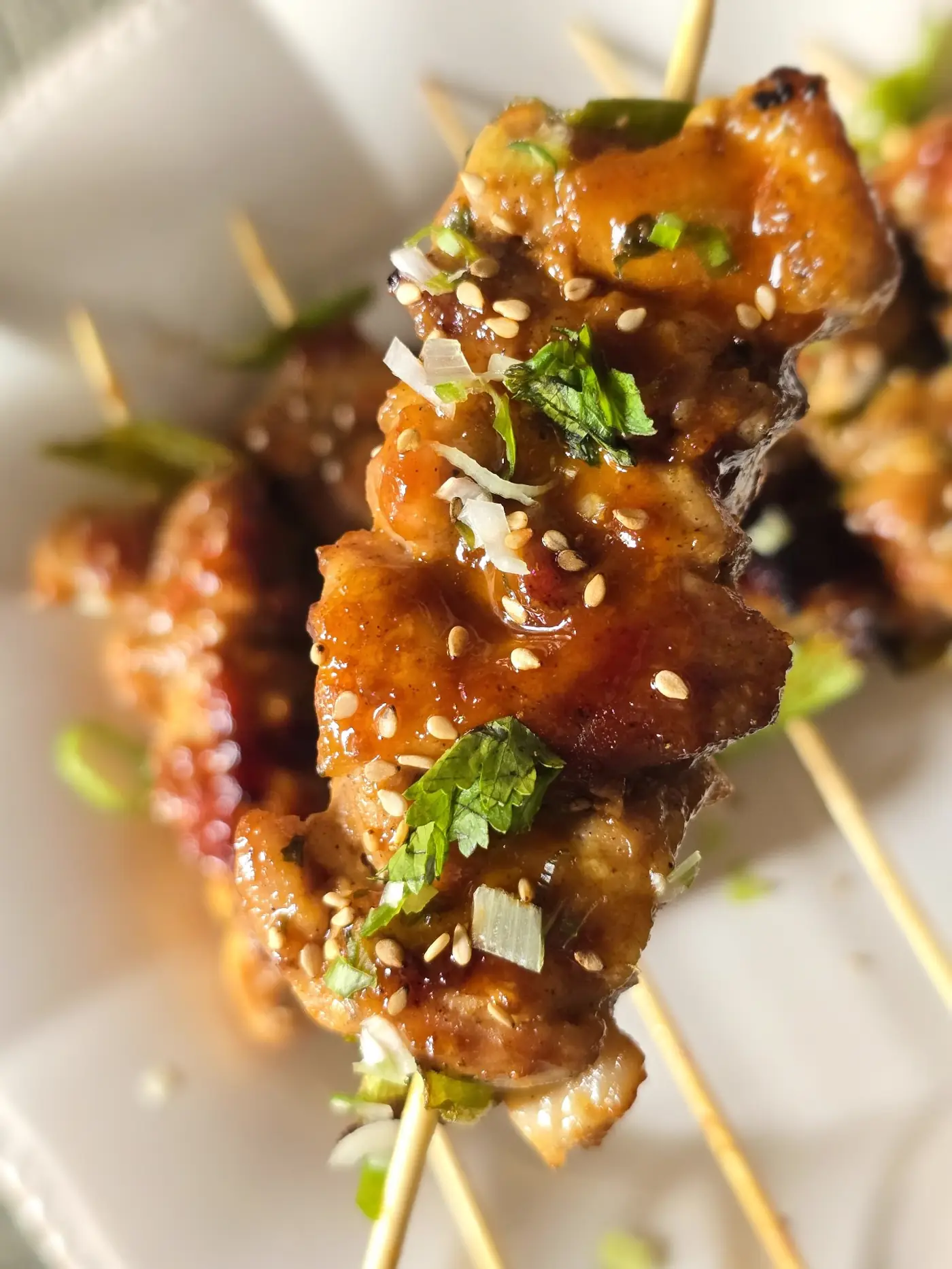 Mini brochettes de poulet façon yakitori, sésame et coriandre