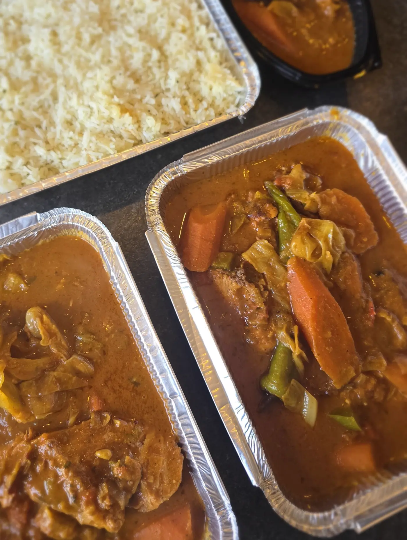 Mafé de poulet et légumes avec en accompagnement du riz pilaf