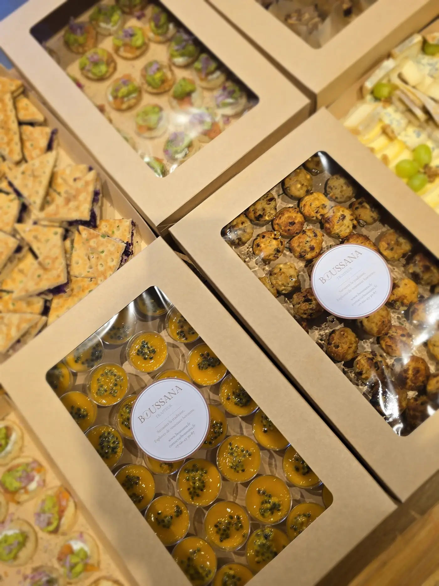 Plateau de bouchées apéritives variées en box