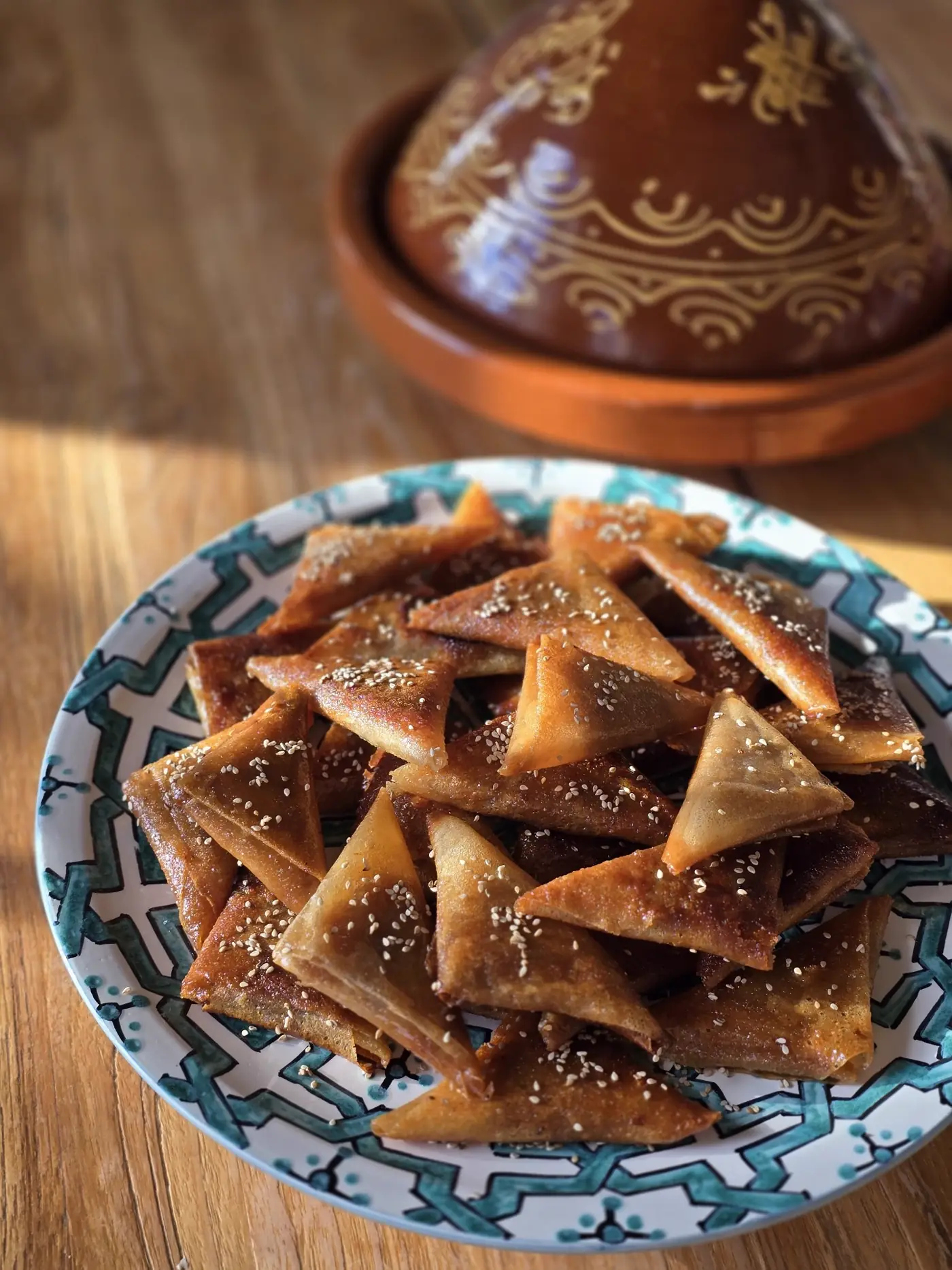 Samoussas dorés au sésame servis avec un tajine