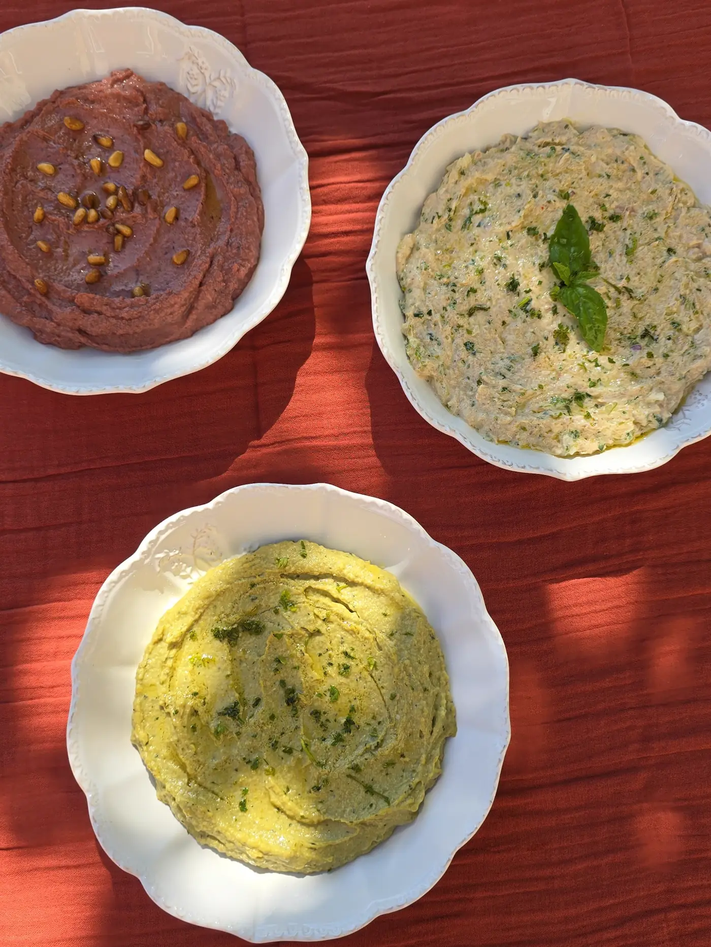 Trio de dips maison : betterave, thon-herbes et petits pois